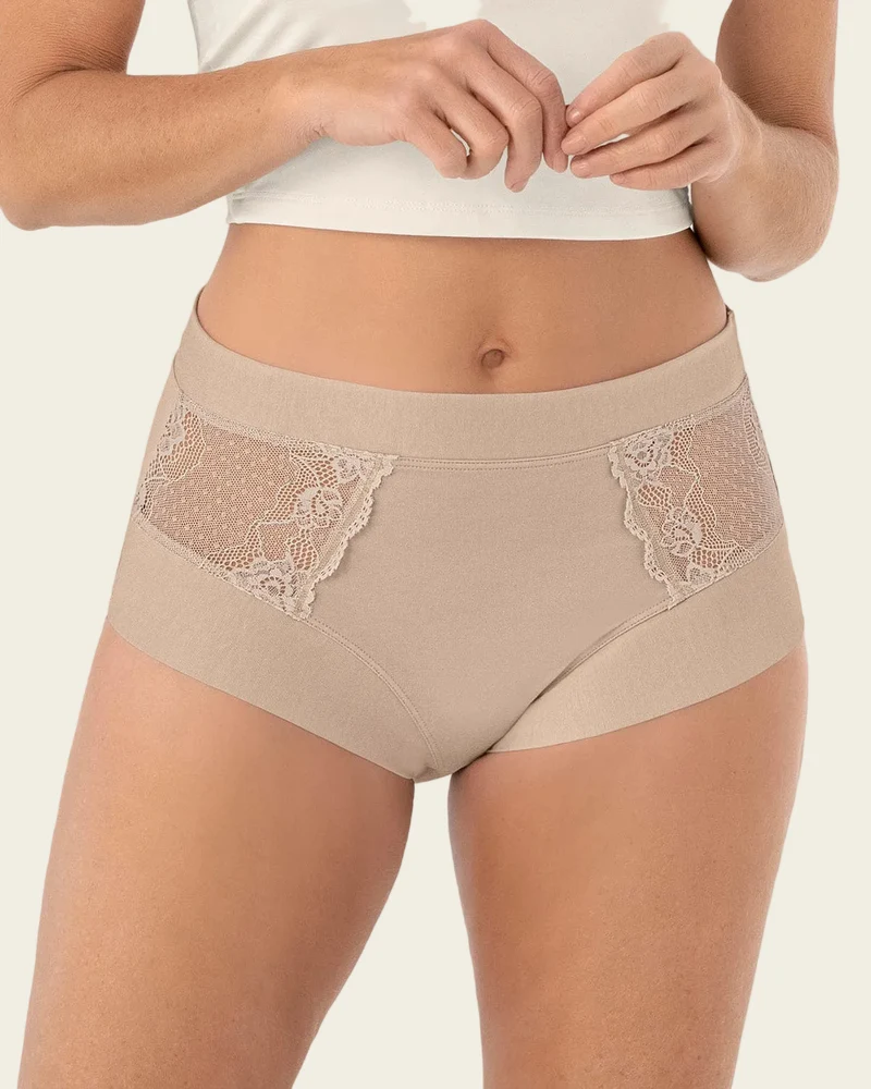 Culotte classique avec détails latéraux en dentelle