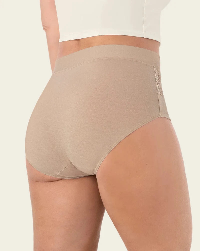 Culotte classique avec détails latéraux en dentelle