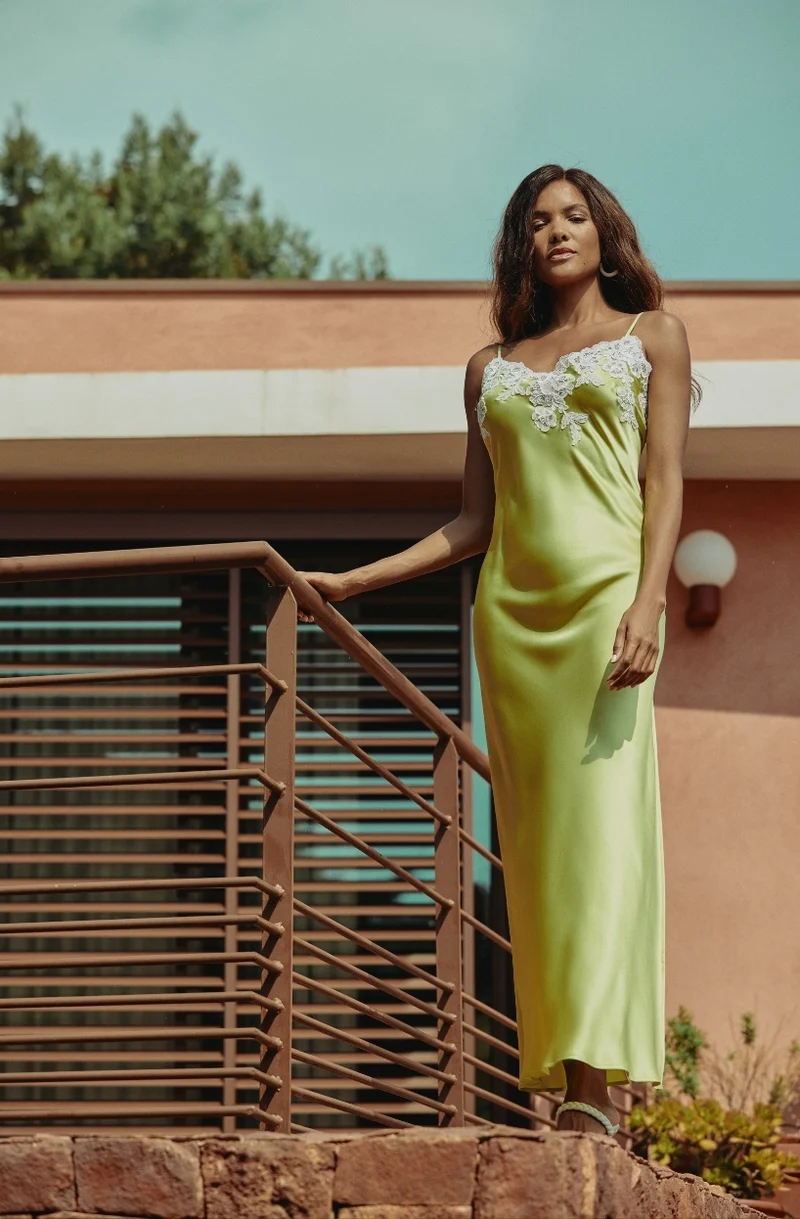 Nuisette longue en soie verte et broderie blanche Carmela