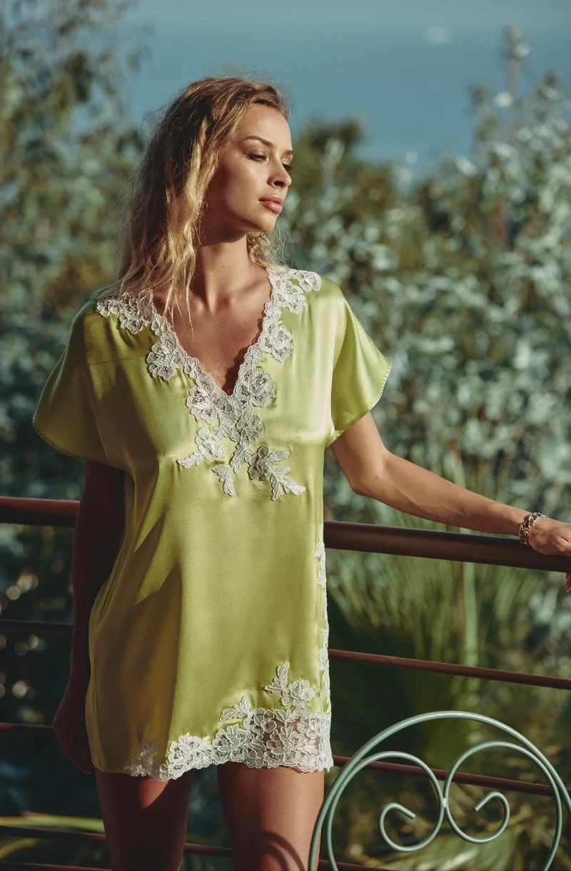Chemise de nuit courte en soie verte et broderie blanche Carmela