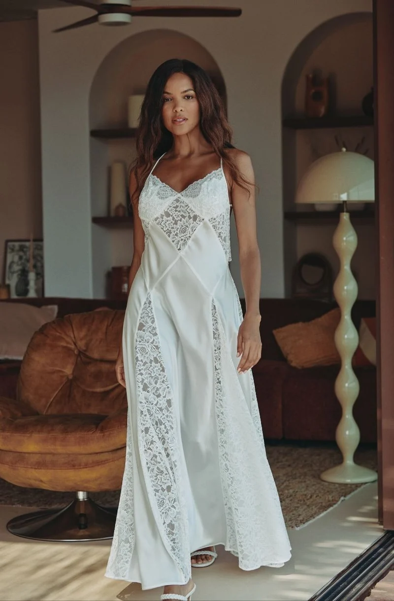 Robe nuisette longue évasée et dos nu en soie et dentelle blanche Carmela
