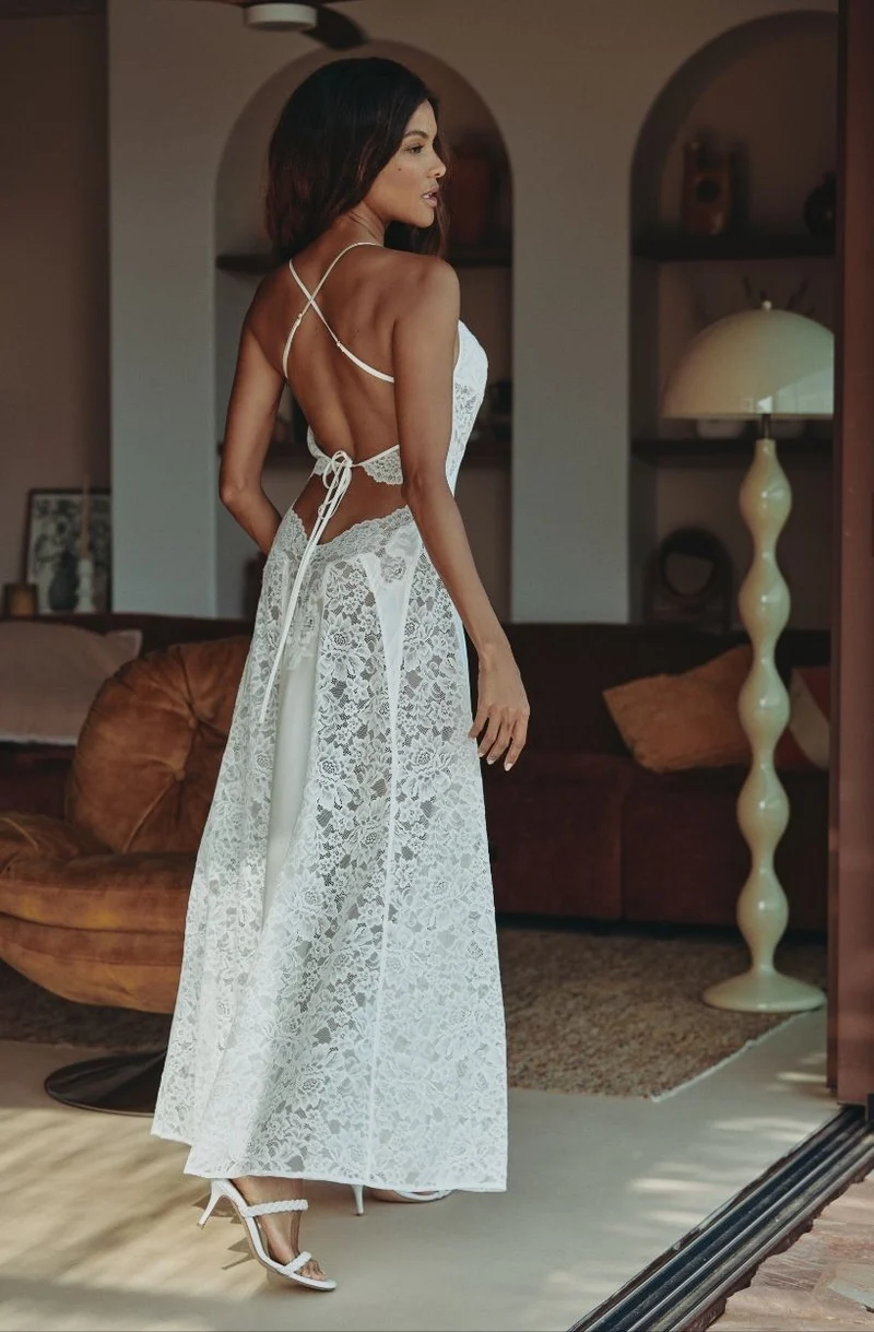 Robe nuisette longue évasée et dos nu en soie et dentelle blanche Carmela