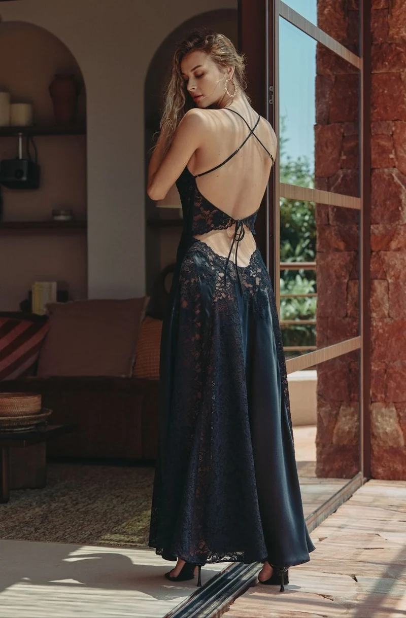 Robe nuisette longue évasée et dos nu en soie et dentelle noire Carmela