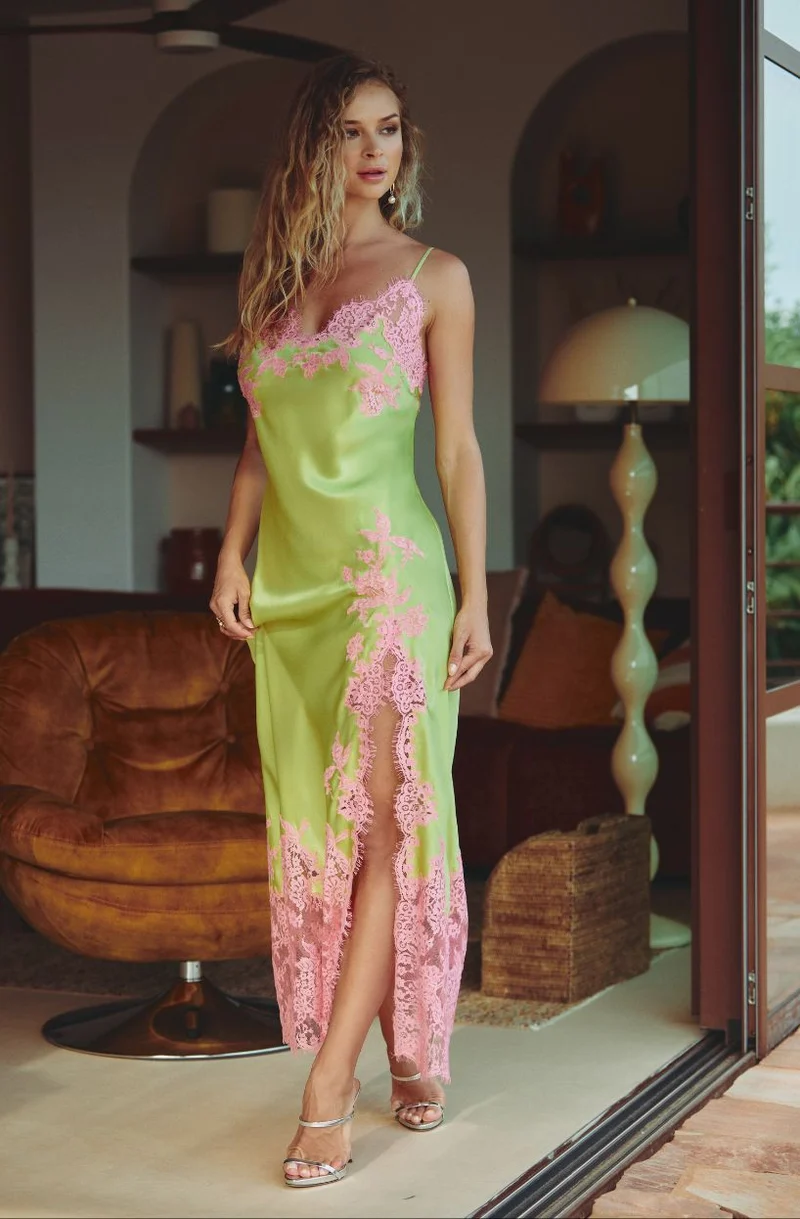 Nuisette longue fendue Calista en soie verte ornée de dentelle