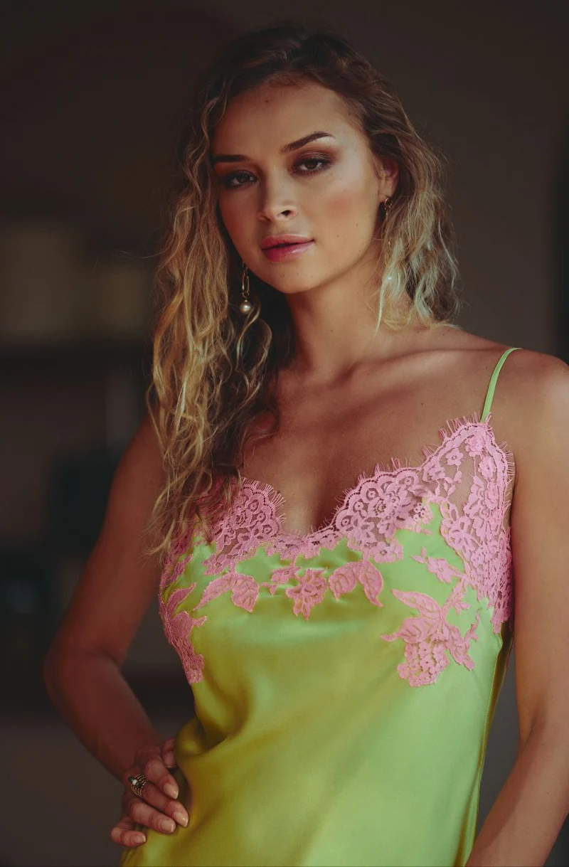 Nuisette longue fendue Calista en soie verte ornée de dentelle