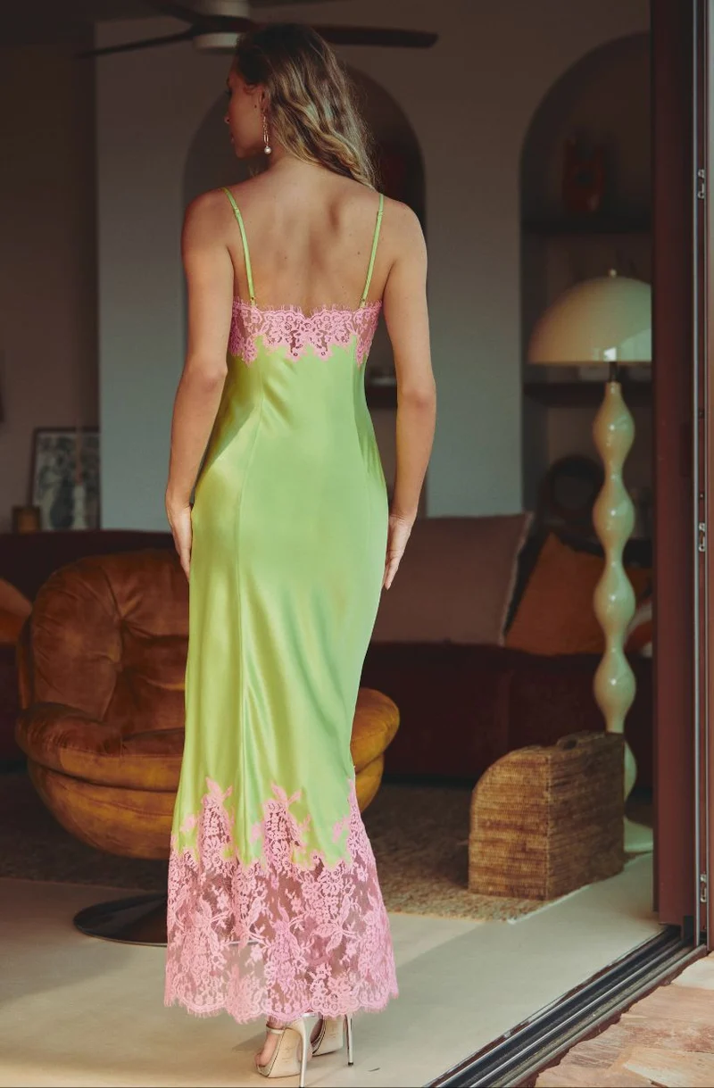 Nuisette longue fendue Calista en soie verte ornée de dentelle