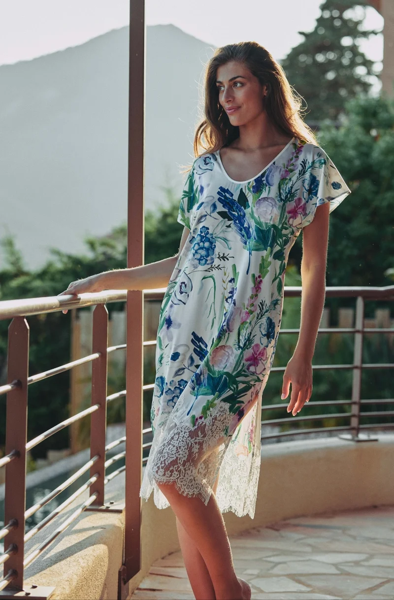 Chemise de nuit longueur midi Cléa en satin imprimé fleuri