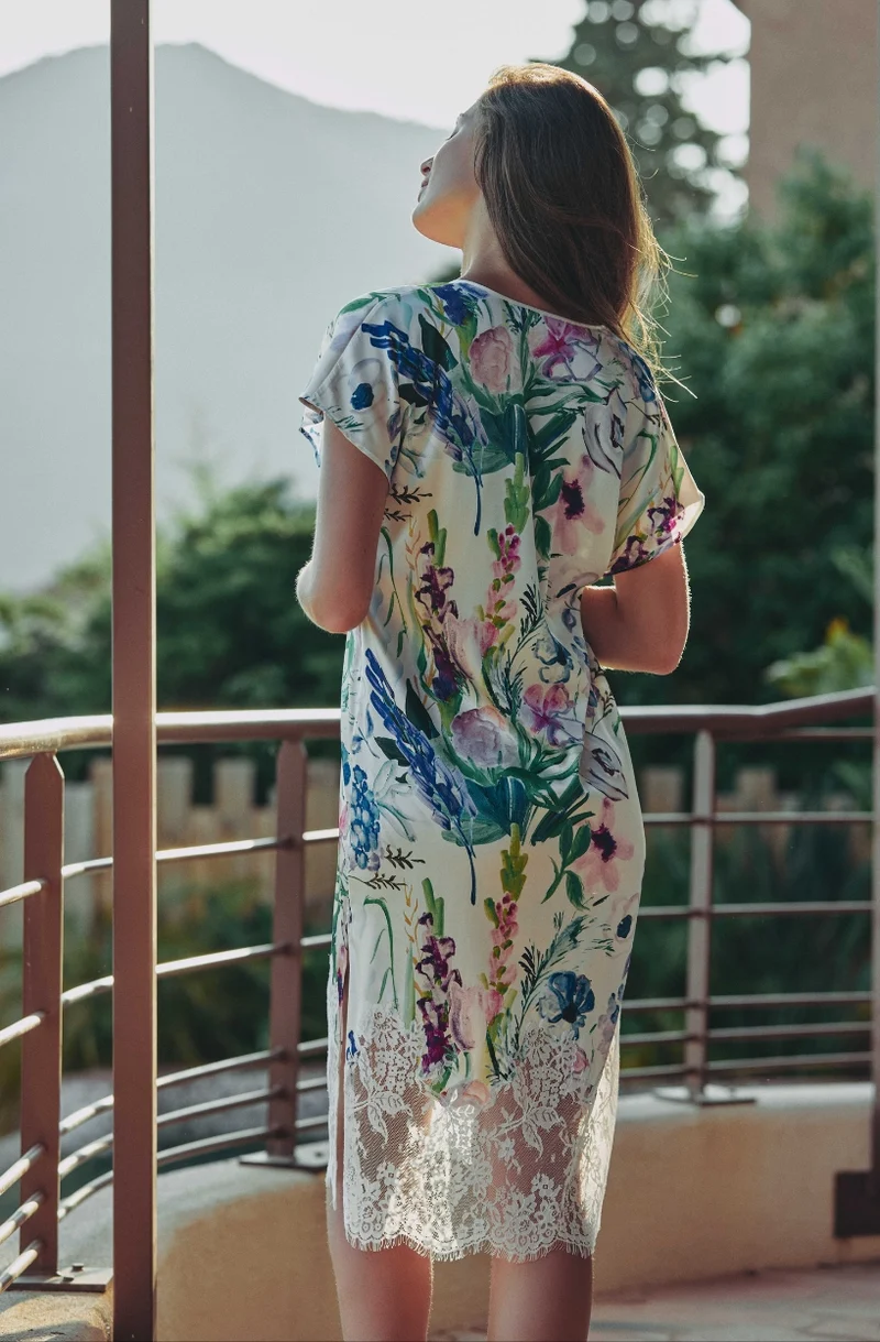 Chemise de nuit longueur midi Cléa en satin imprimé fleuri