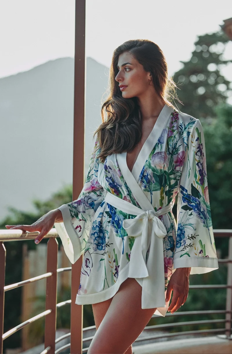 Déshabillé court Cléa en satin imprimé fleuri