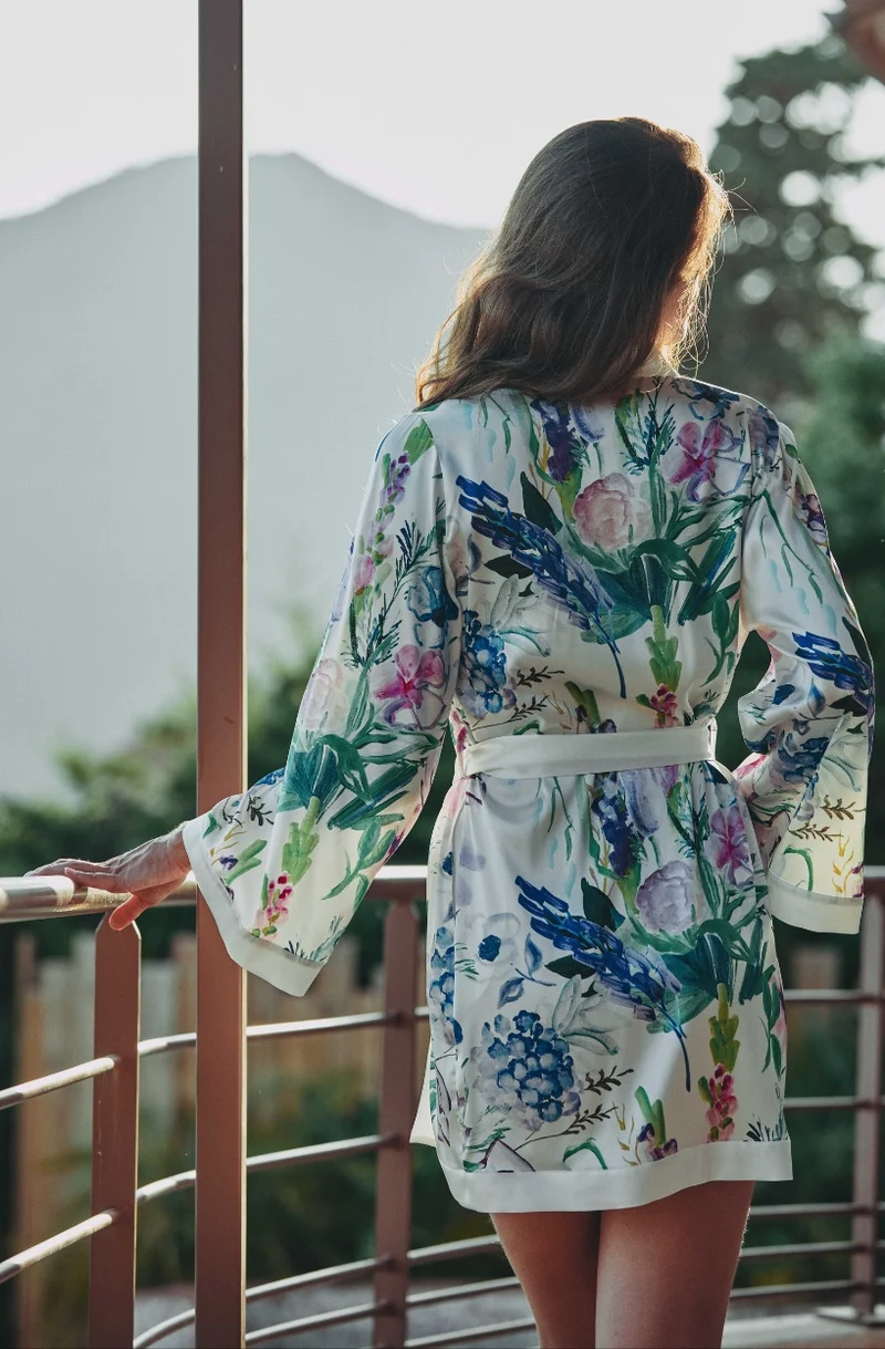 Déshabillé court Cléa en satin imprimé fleuri
