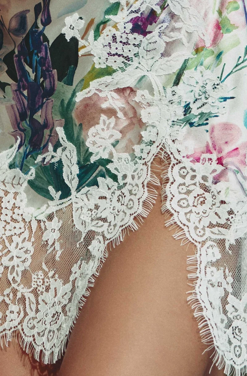 Nuisette Cléa en satin imprimé fleuri et dentelle blanche