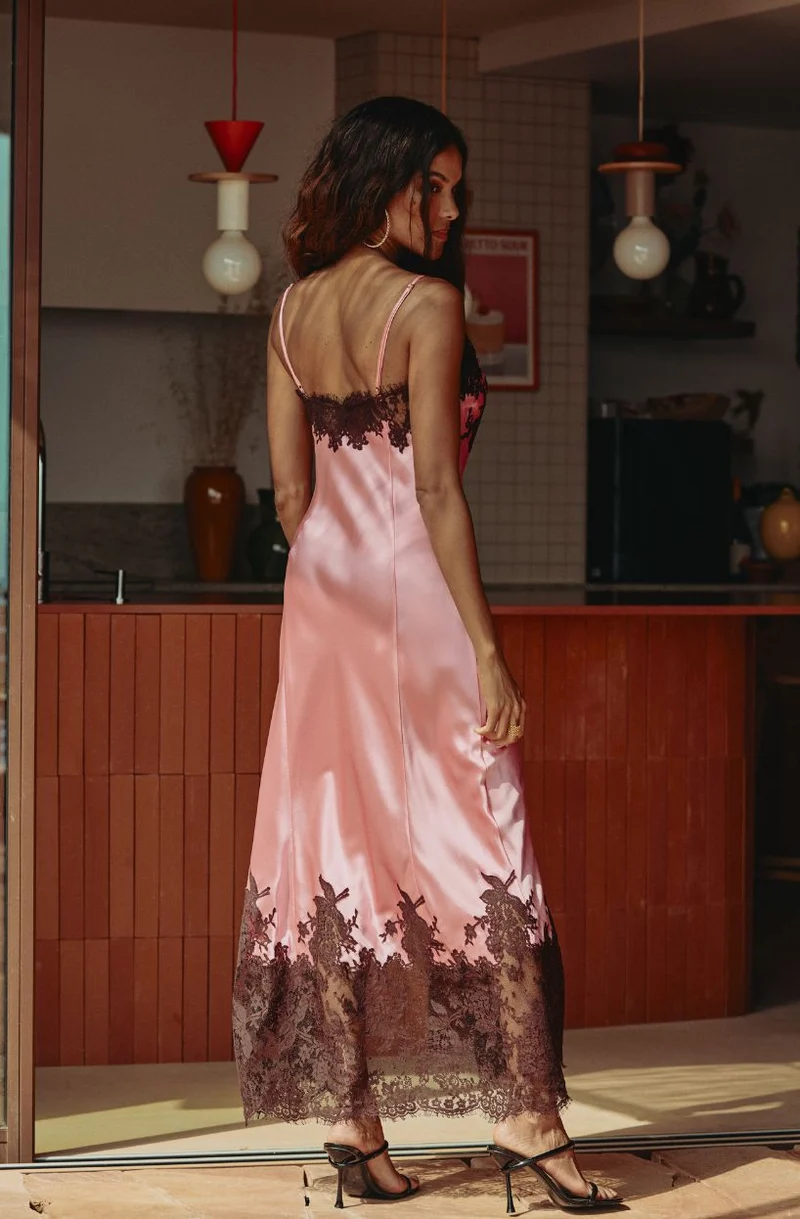 Nuisette longue fendue Calista en soie rose ornée de dentelle