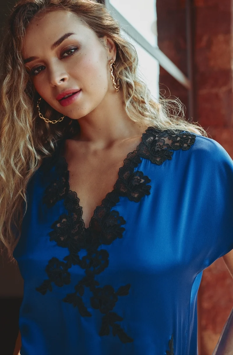 Chemise de nuit courte en soie bleue et broderie noire Carmela
