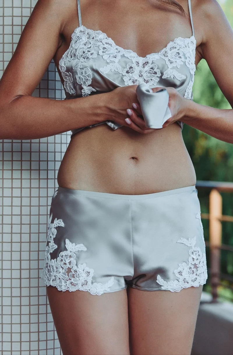 Shorty en soie grise et broderie blanche Carmela