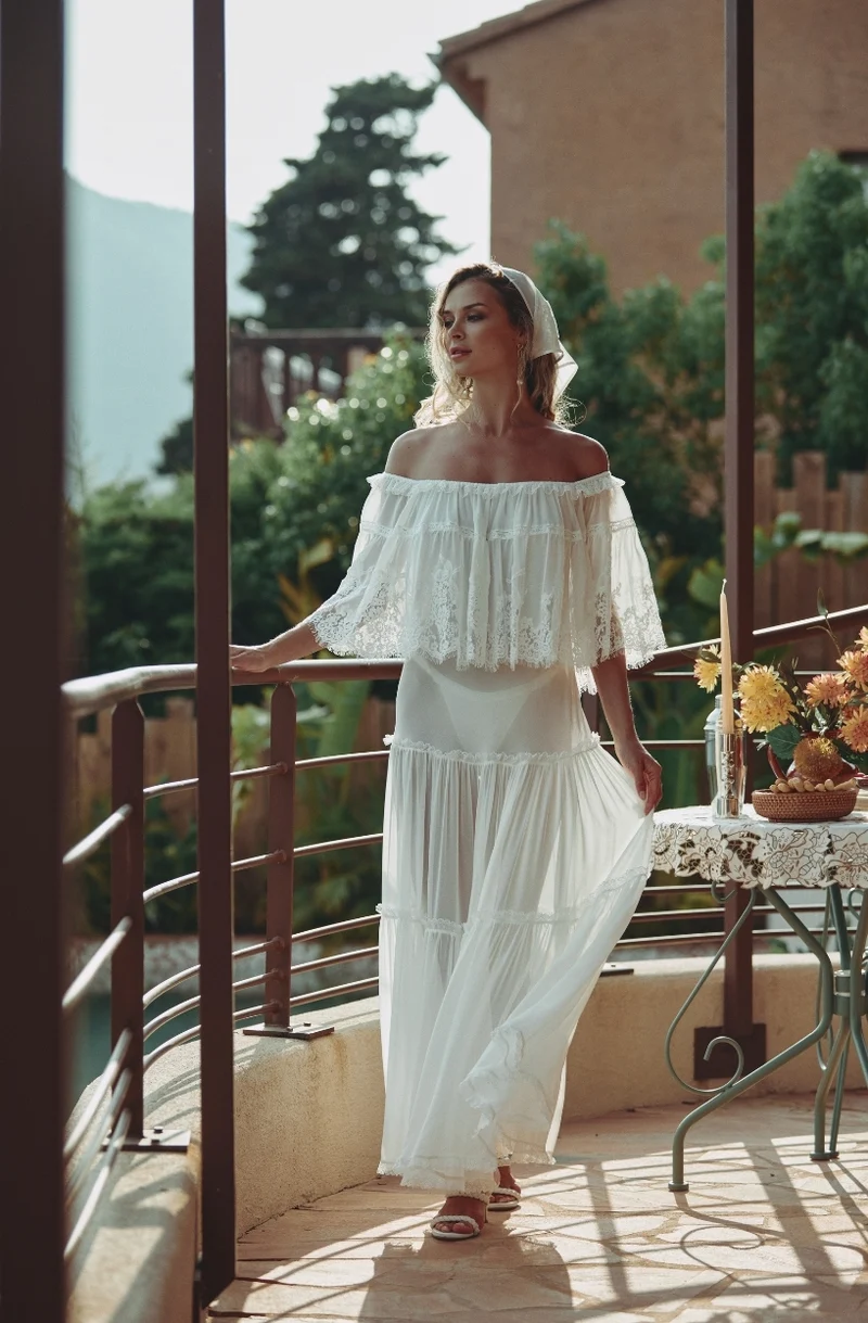 Robe longue Calista épaules nues en mousseline de soie et volant de dentelle blanche