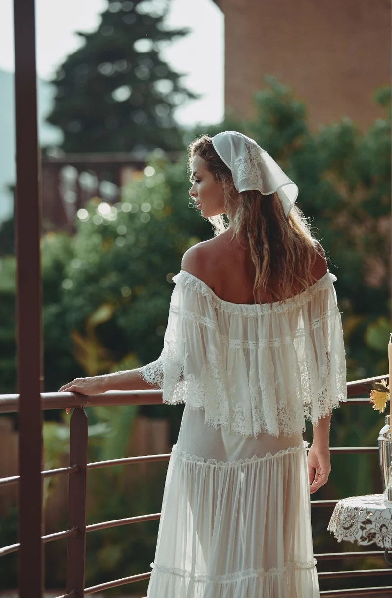 Robe longue Calista épaules nues en mousseline de soie et volant de dentelle blanche
