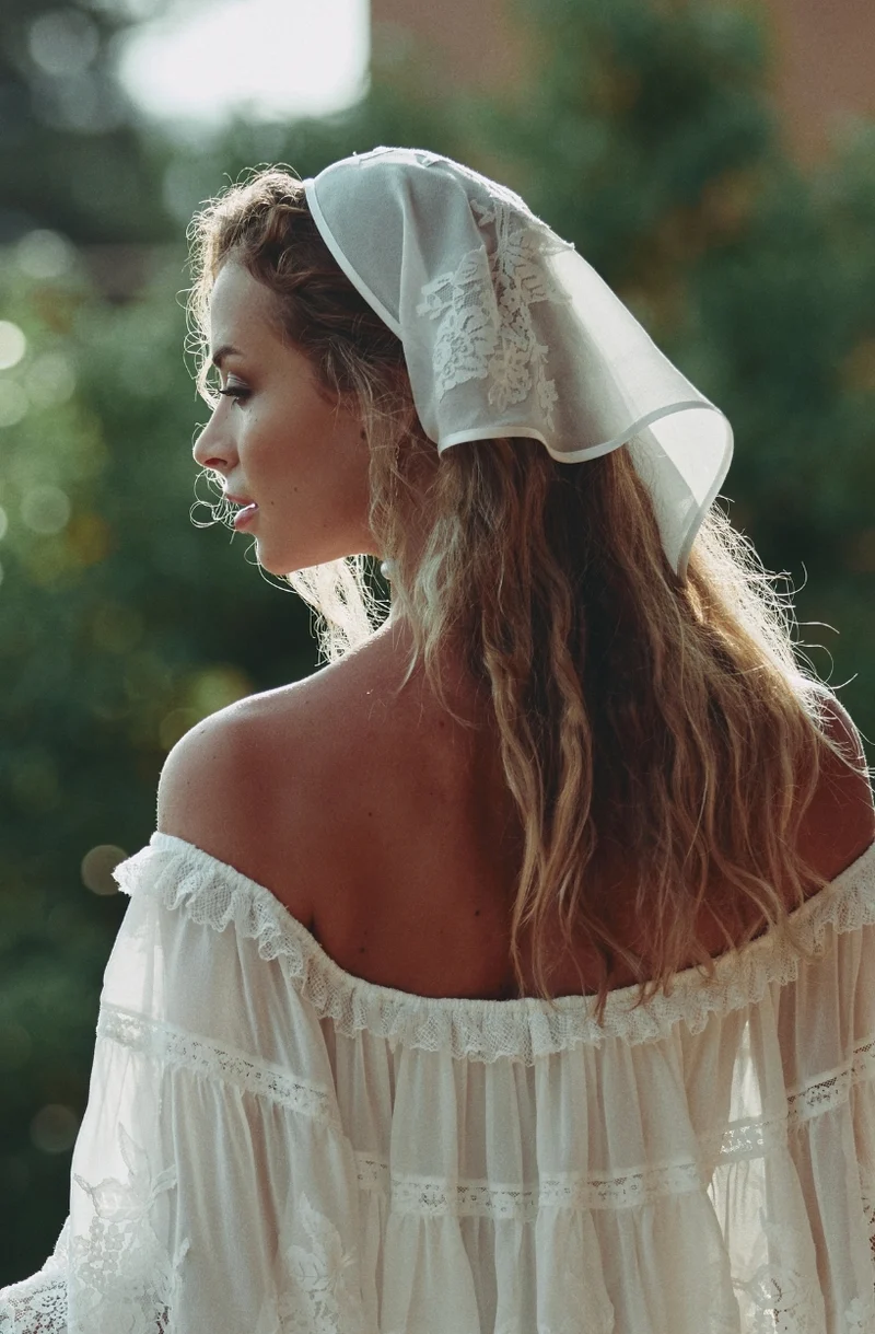Coiffe Calista en mousseline de soie et dentelle blanche