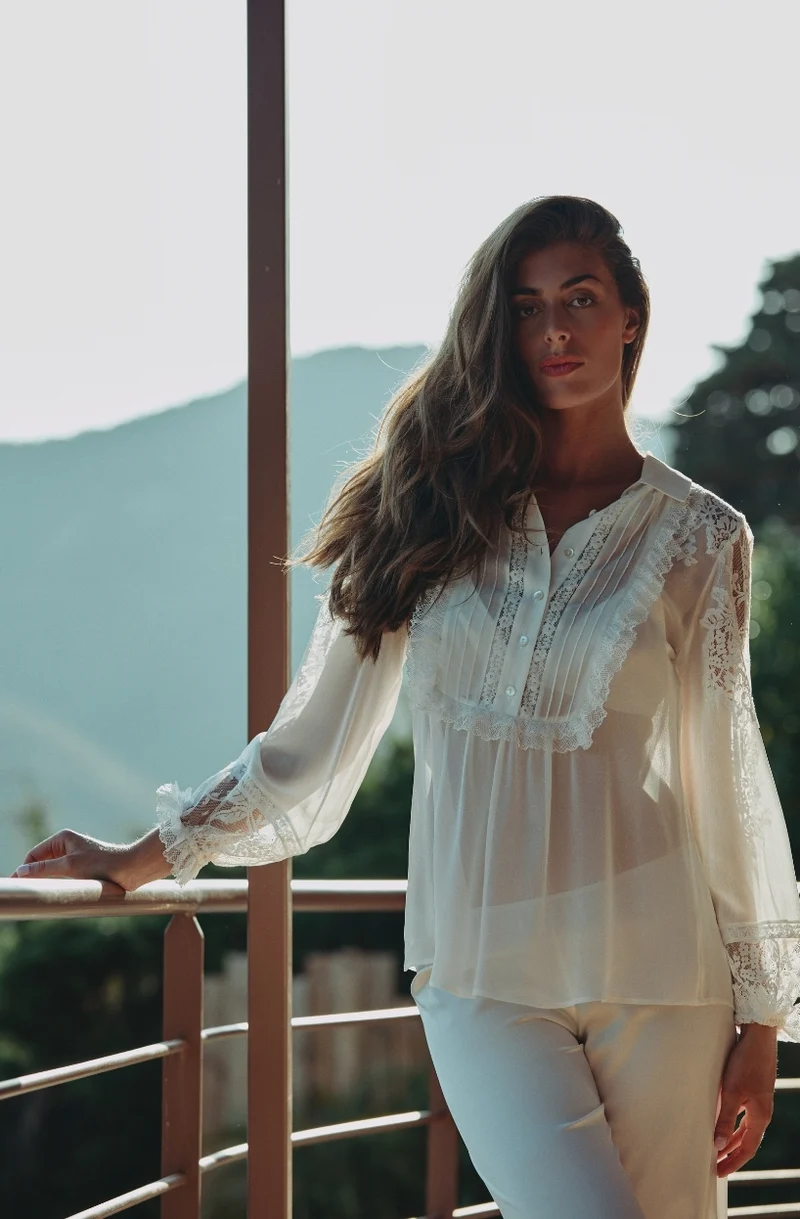 Chemise Calista en mousseline de soie et dentelle blanche