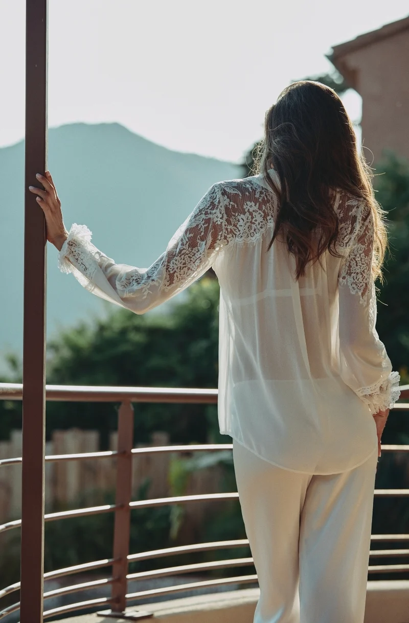 Chemise Calista en mousseline de soie et dentelle blanche