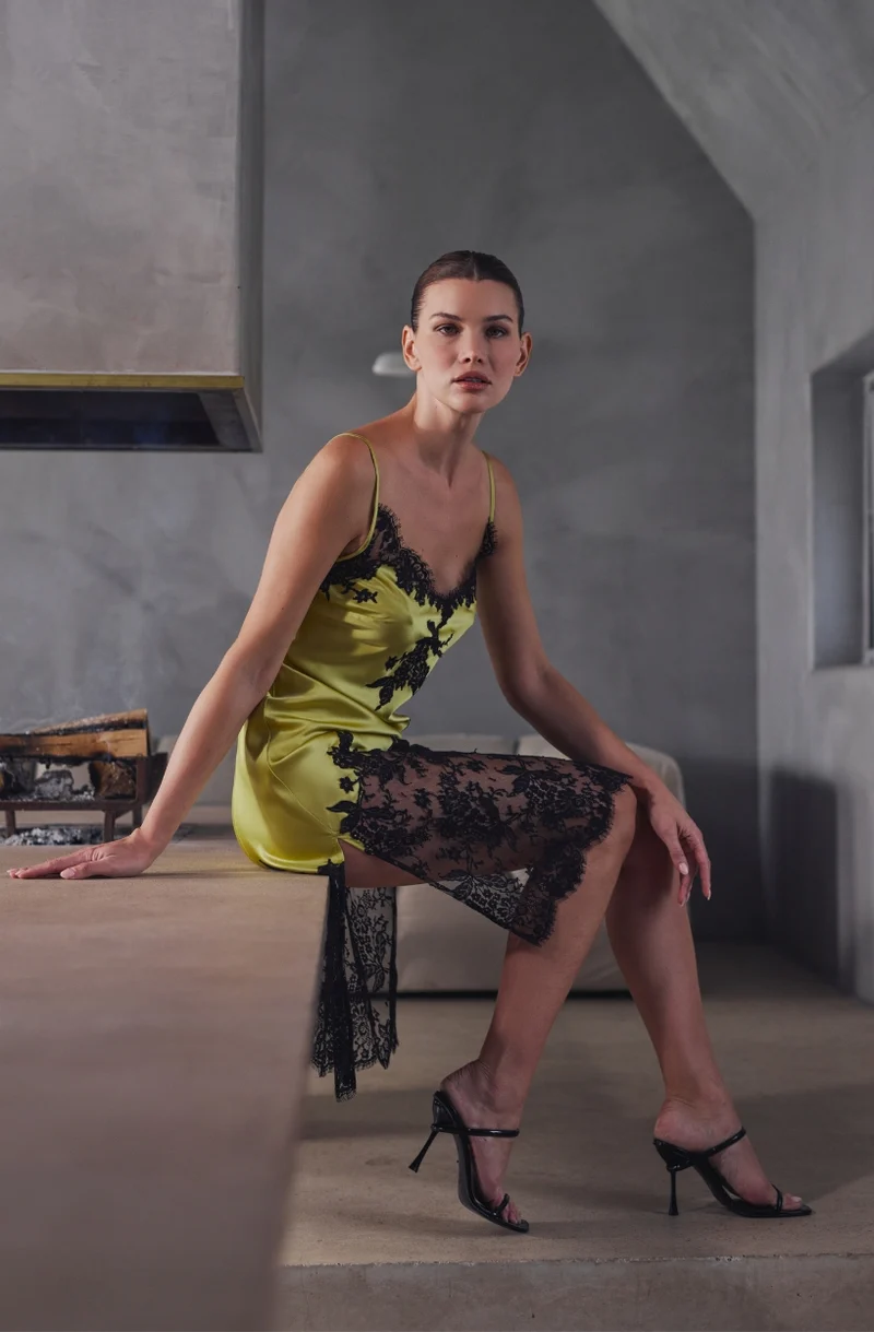 Robe nuisette Bella en satin de soie jaune et dentelle noire