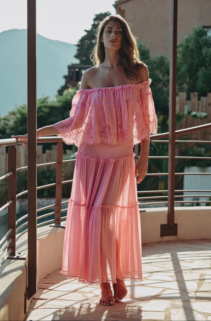 Robe longue Calista épaules nues en mousseline de soie et volant de dentelle rose
