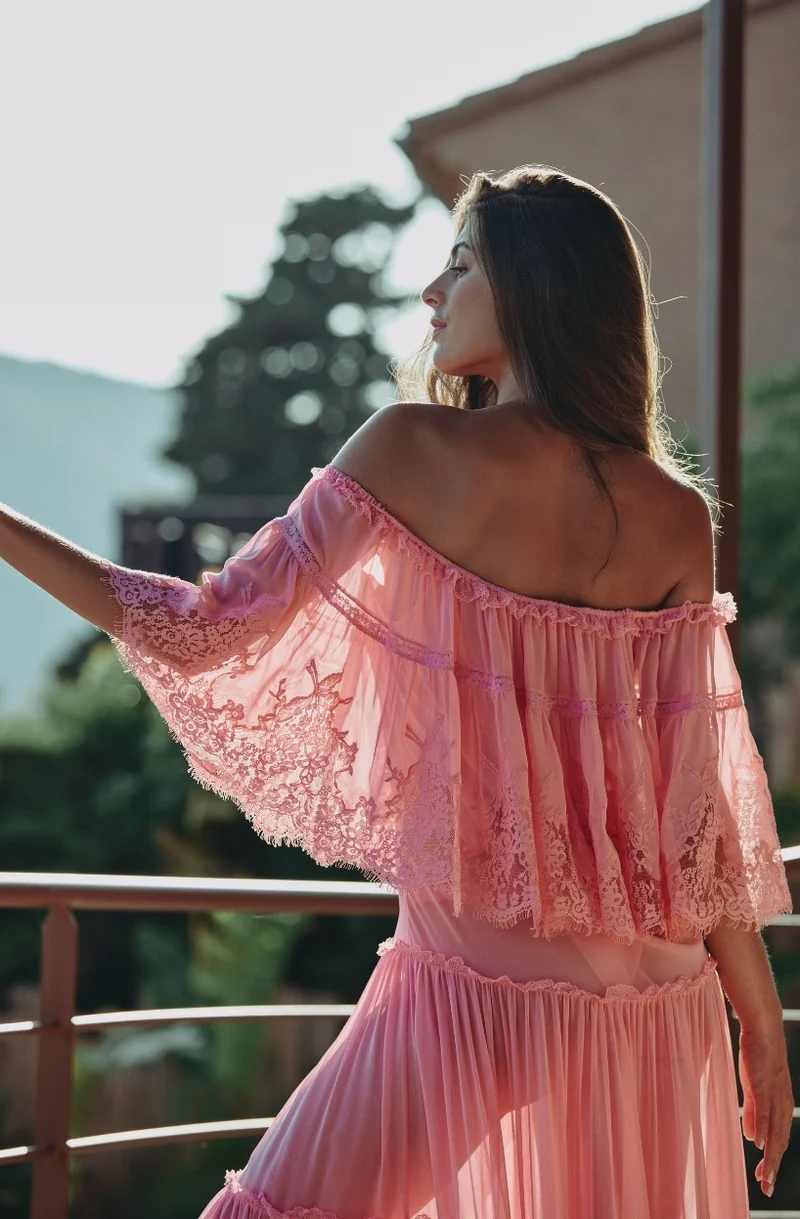 Robe longue Calista épaules nues en mousseline de soie et volant de dentelle rose