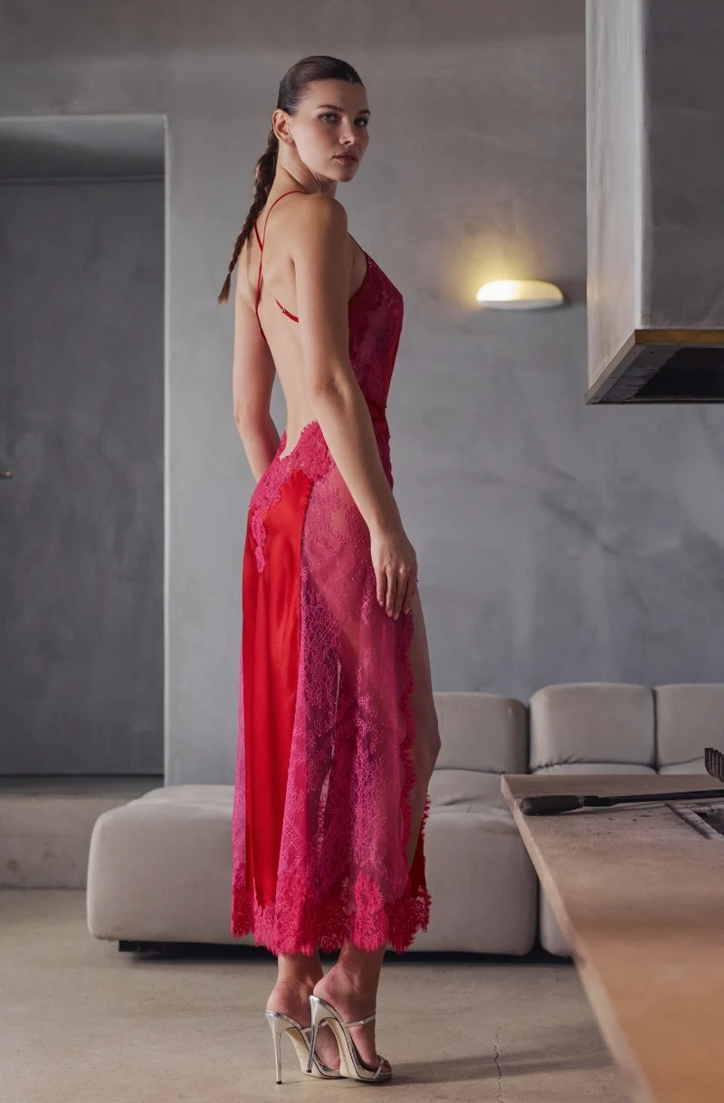 Nuisette longue dos nu en satin rouge et dentelle rose Brooke
