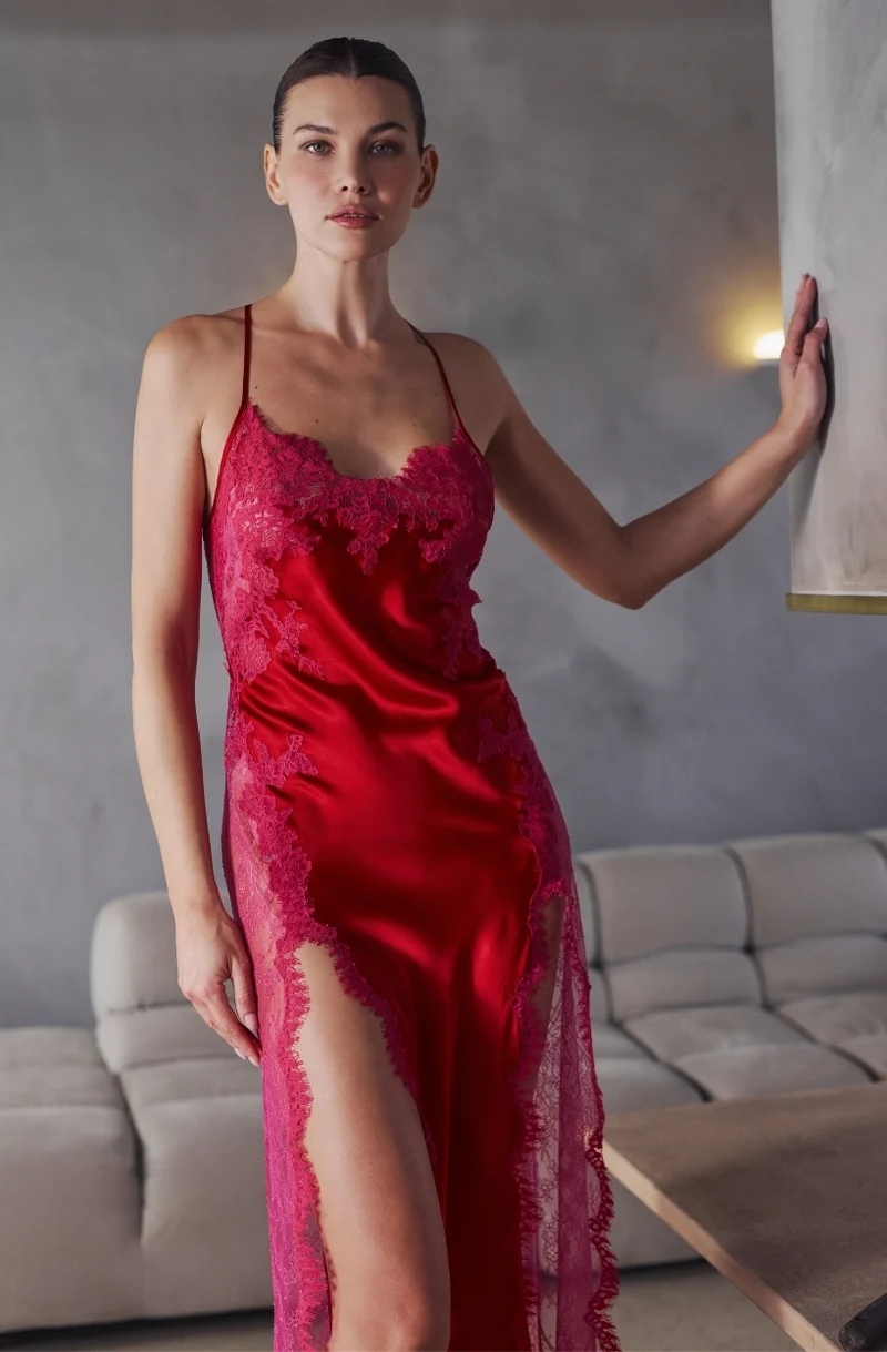 Nuisette longue dos nu en satin rouge et dentelle rose Brooke