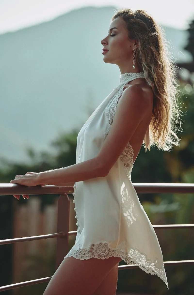 Robe nuisette dos nu en soie et dentelle blanche Carmela