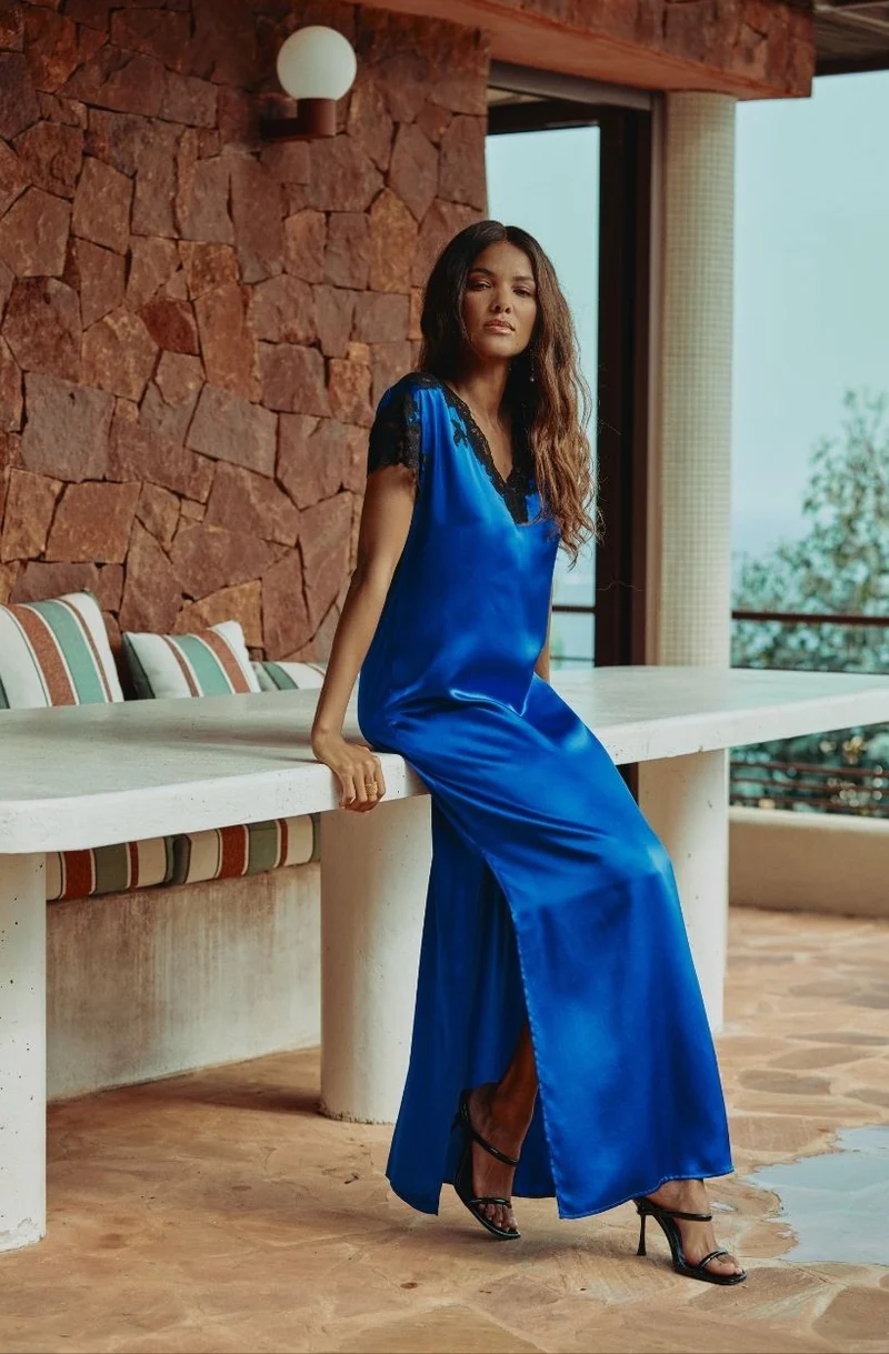 Chemise de nuit longue en soie bleue et dentelle noire Carmela