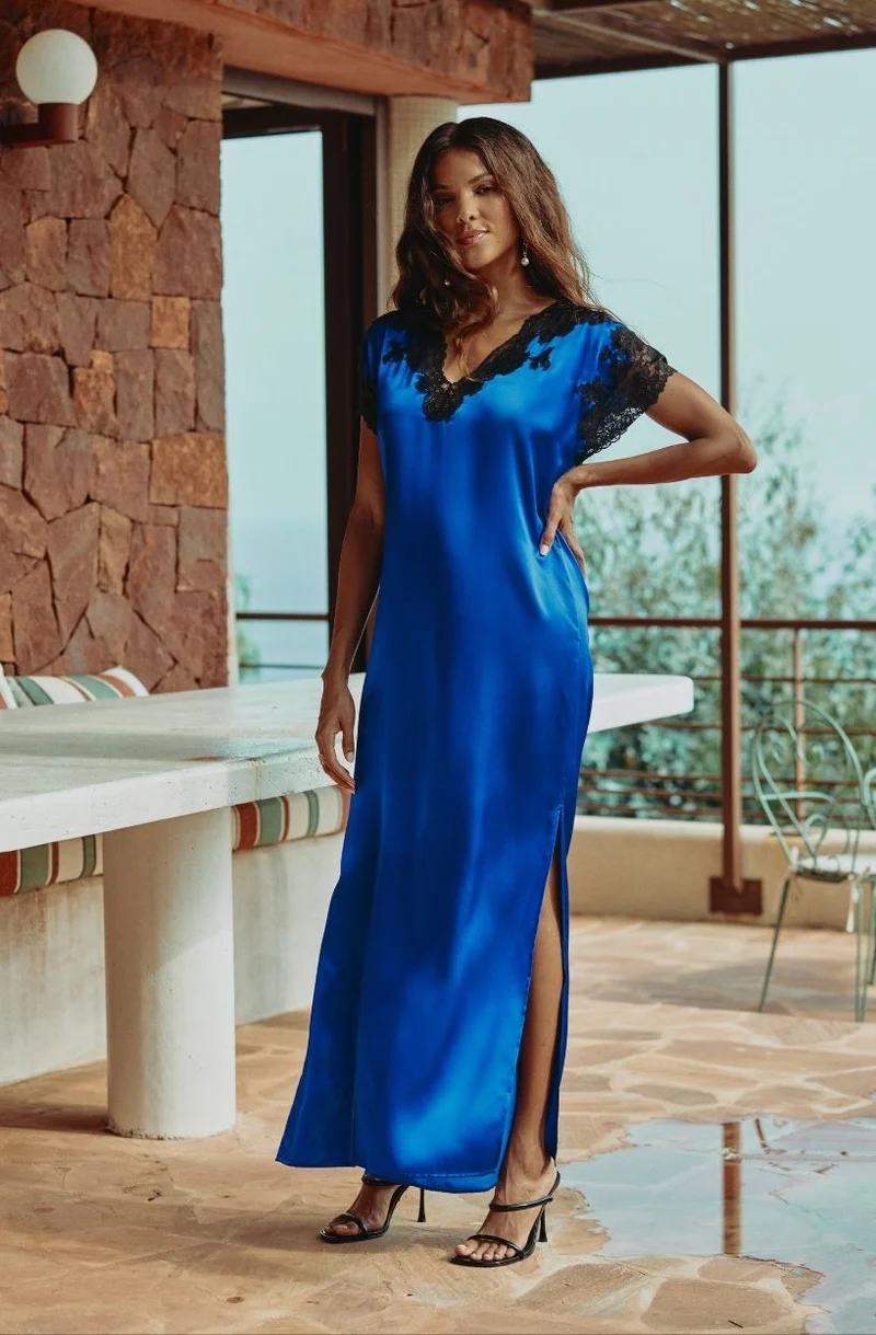 Chemise de nuit longue en soie bleue et dentelle noire Carmela