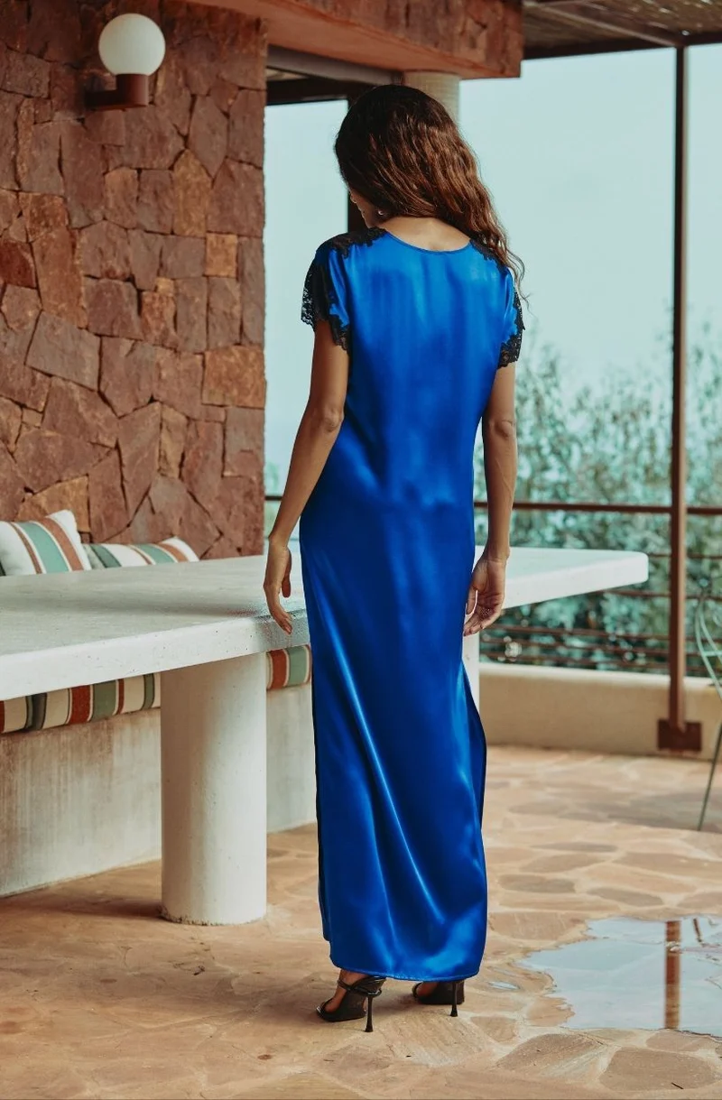 Chemise de nuit longue en soie bleue et dentelle noire Carmela