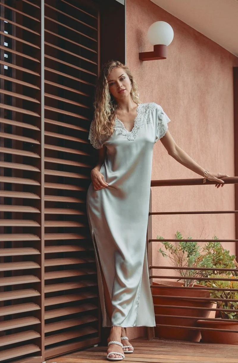 Chemise de nuit longue en soie grise et dentelle blanche Carmela