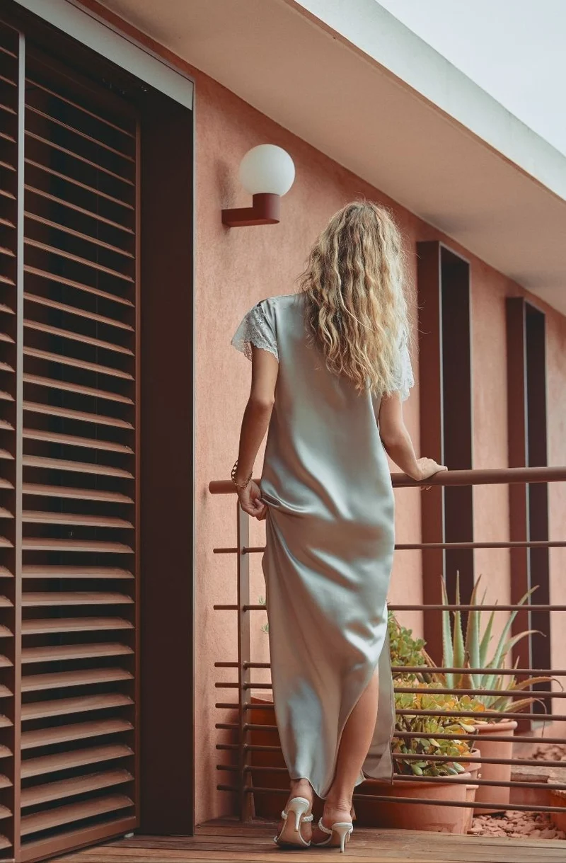 Chemise de nuit longue en soie grise et dentelle blanche Carmela