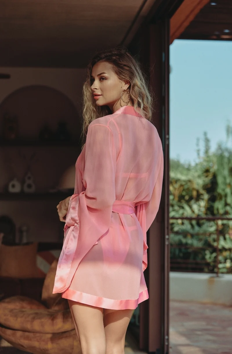 Kimono court Calista en mousseline de soie rose
