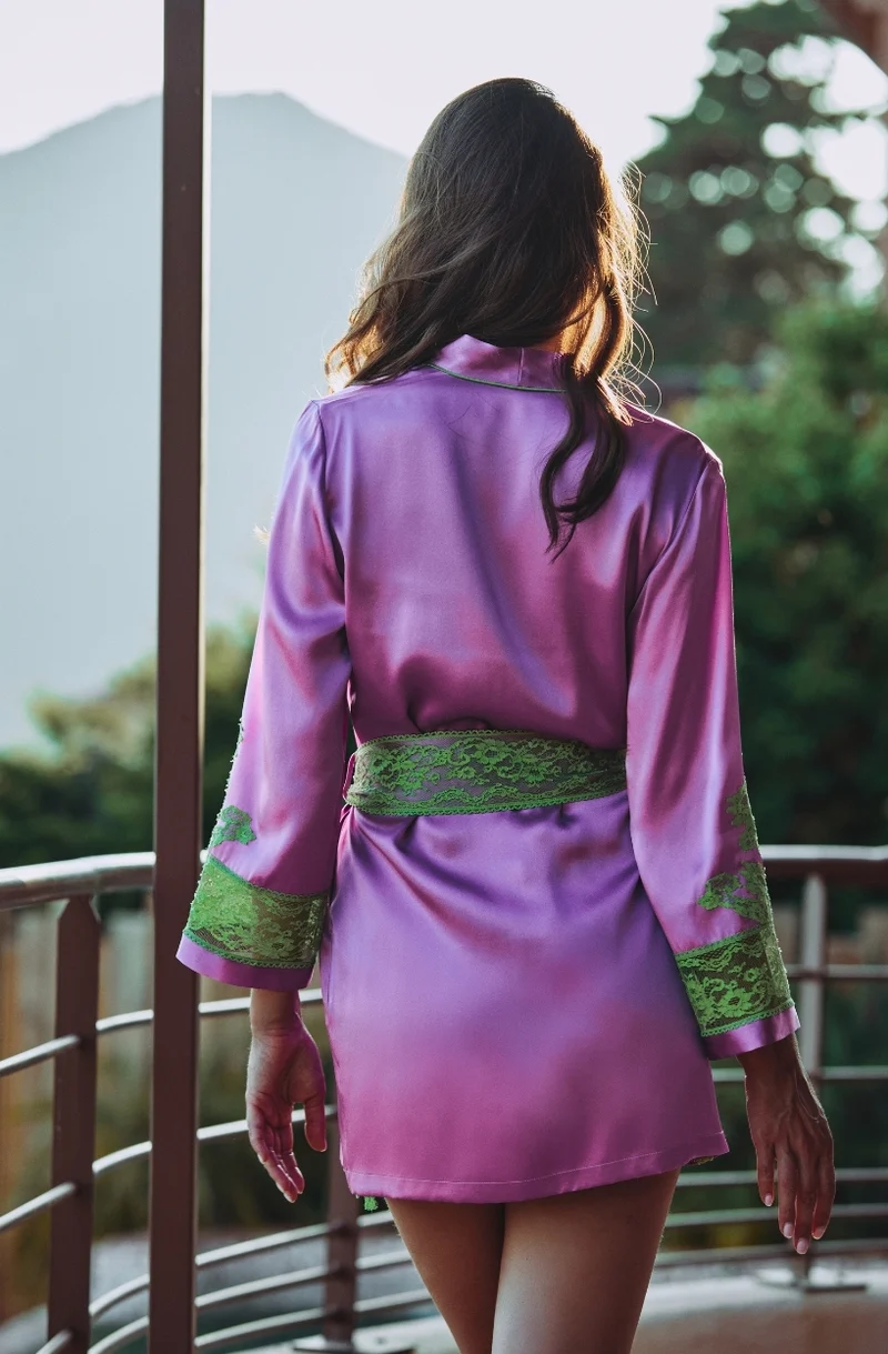 Déshabillé court Camélia en soie violette ornée de dentelle de Calais verte