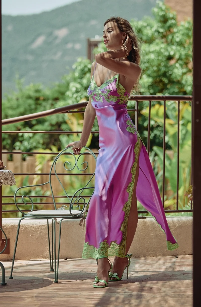 Nuisette longue sexy Camélia en soie violette ornée de dentelle de Calais verte