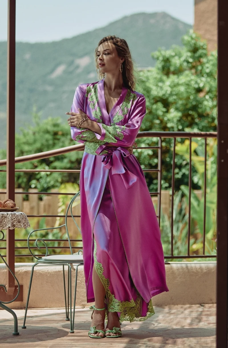 Déshabillé long Camélia en soie violette ornée de dentelle de Calais verte