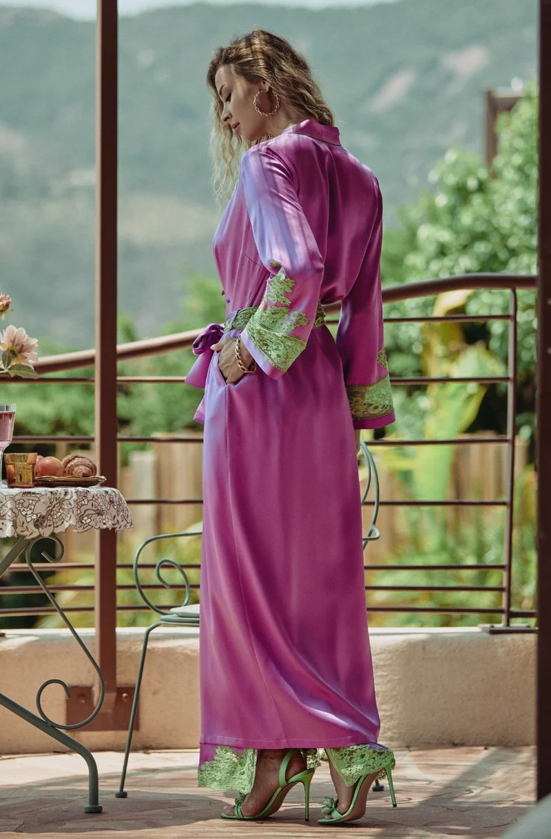 Déshabillé long Camélia en soie violette ornée de dentelle de Calais verte