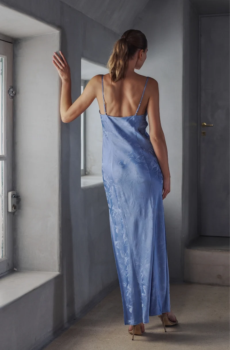Robe nuisette longue Béatrice en satin jacquard bleu acier