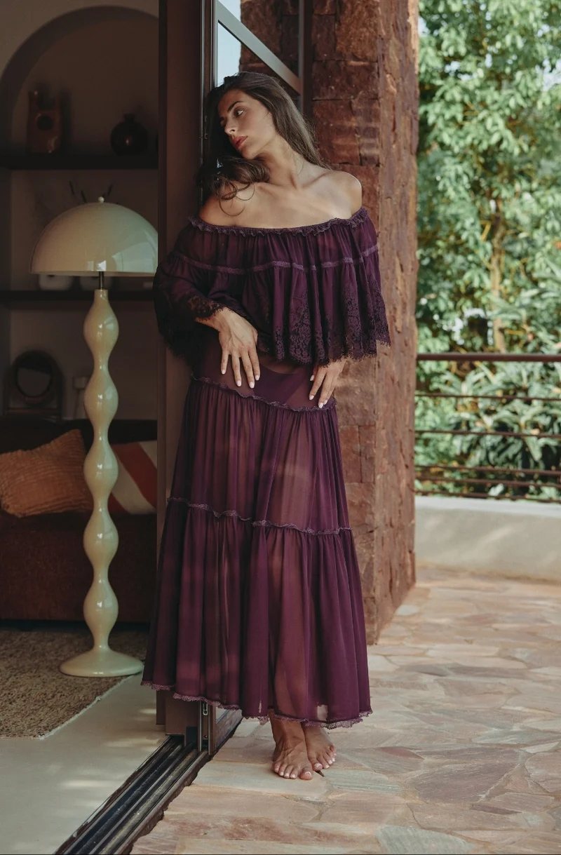 Robe longue Calista épaules nues en mousseline de soie et volant de dentelle brun