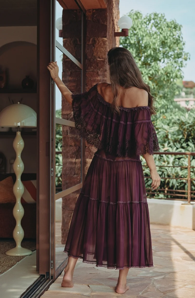 Robe longue Calista épaules nues en mousseline de soie et volant de dentelle brun