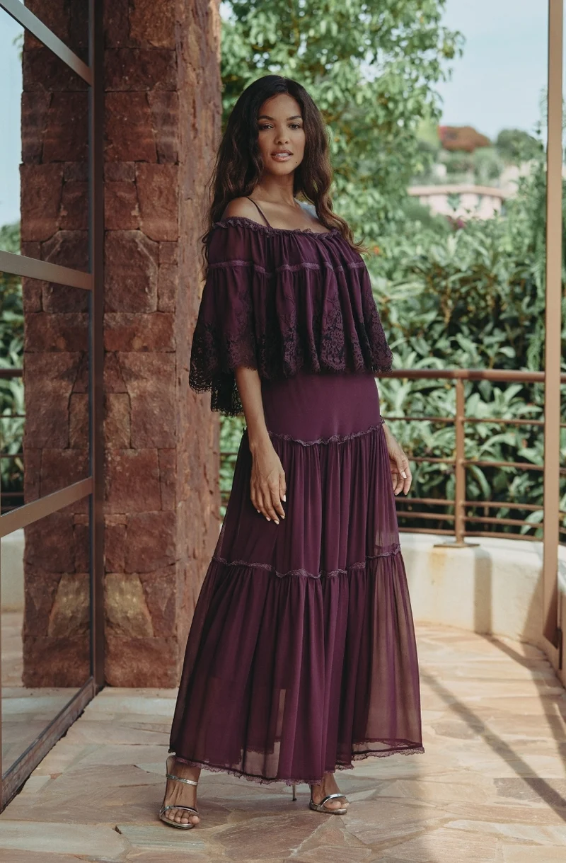 Robe longue Calista épaules nues en mousseline de soie et volant de dentelle brun