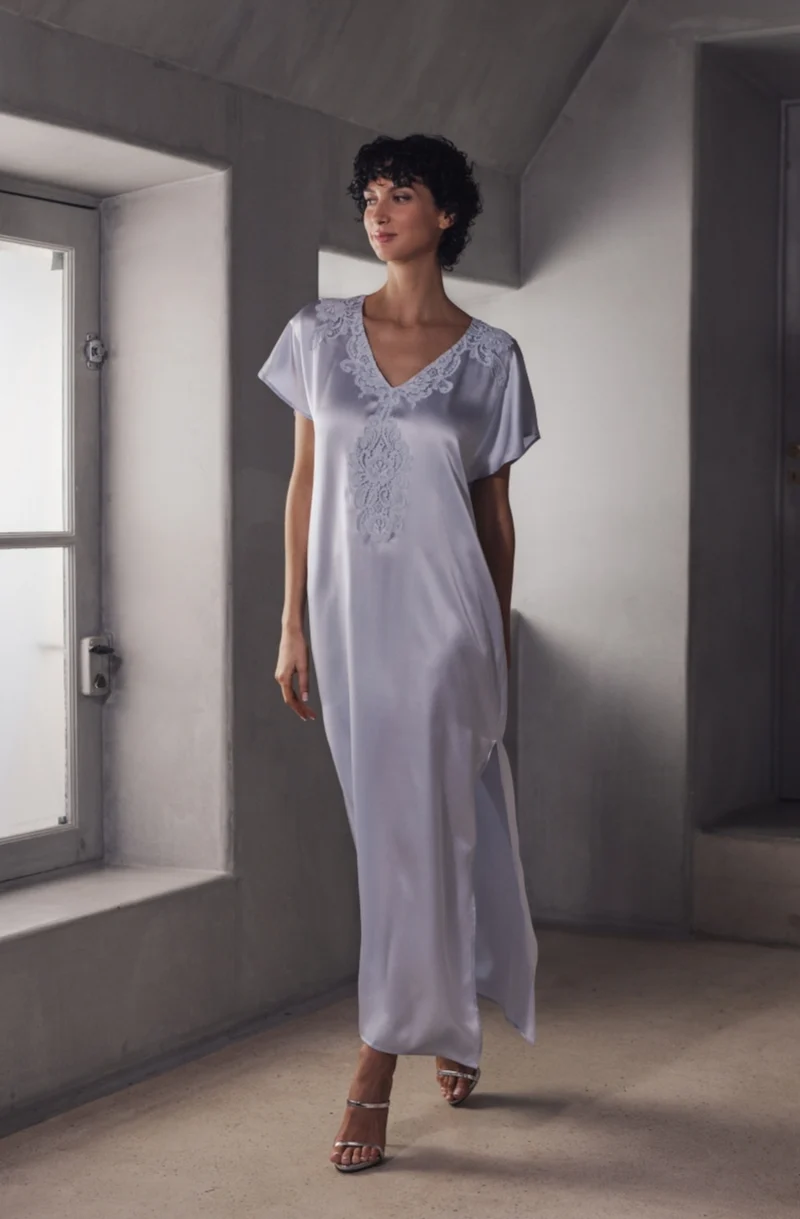 Chemise de nuit longue Branda en satin et dentelle bleue acier