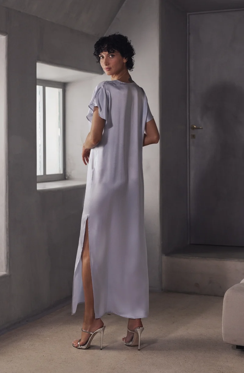Chemise de nuit longue Branda en satin et dentelle bleue acier