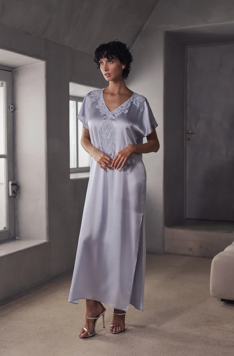 Chemise de nuit longue Branda en satin et dentelle bleue acier