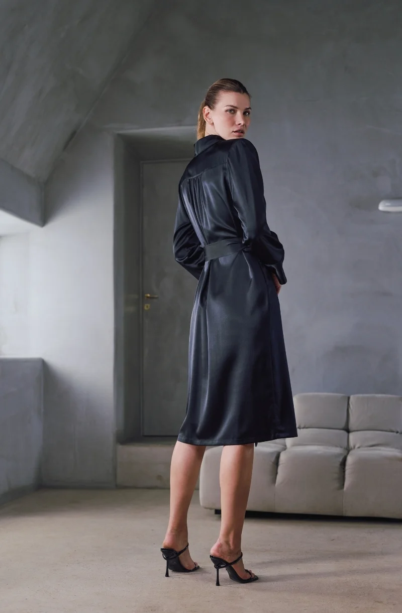 Déshabillé longueur midi Bonnie en satin noir