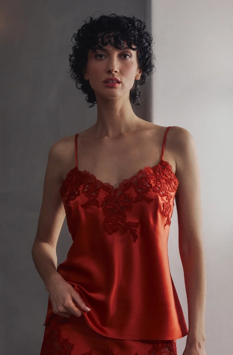 Caraco Bonnie en satin et broderie rouge