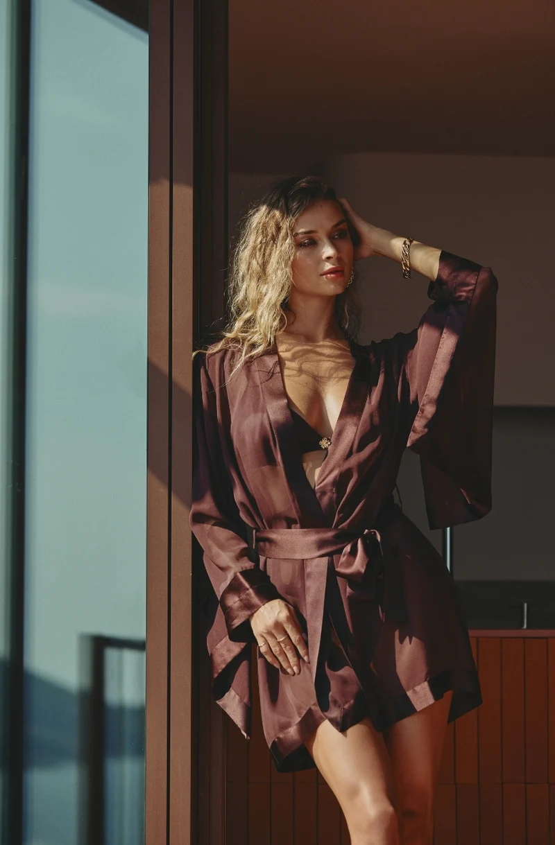 Kimono court Calista en mousseline de soie brun