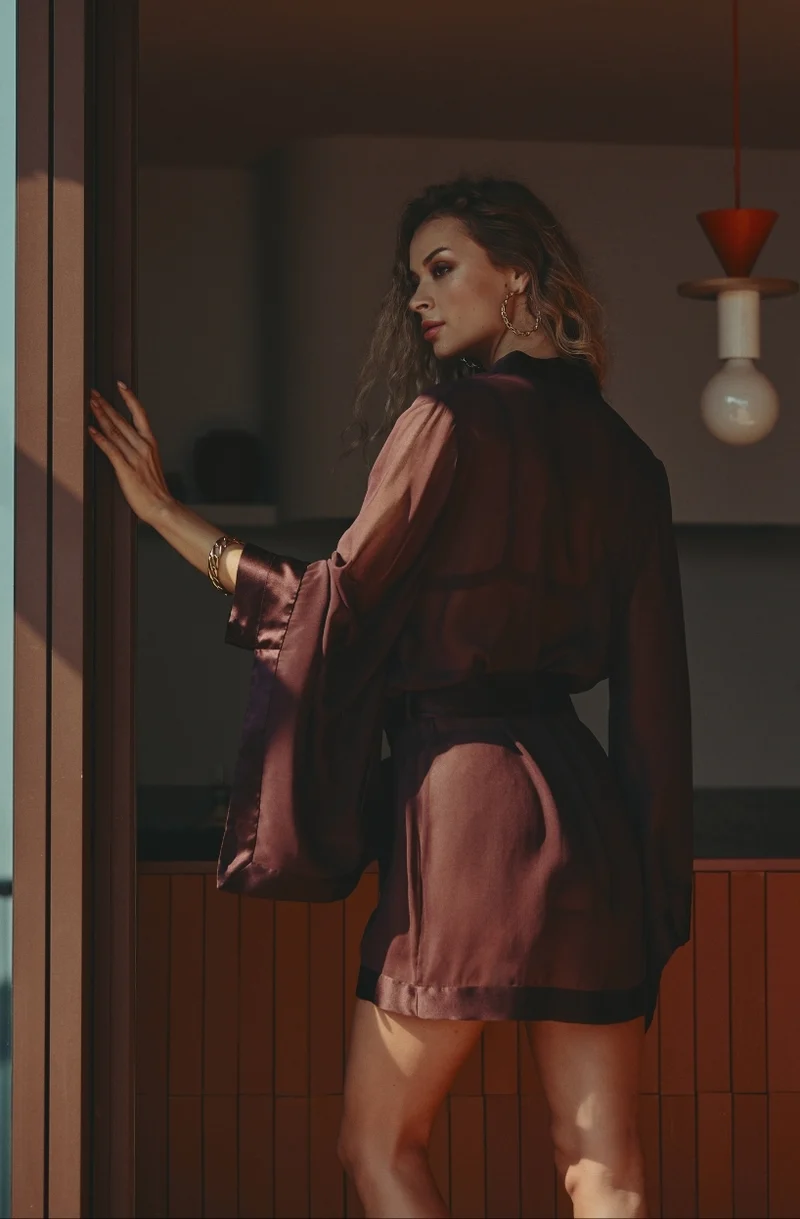 Kimono court Calista en mousseline de soie brun